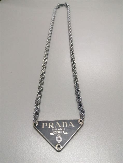 prada collar hombre